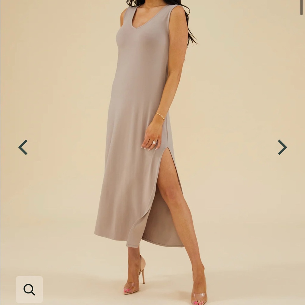 Rachel Parcell V-neck Midi dress in Pebble.